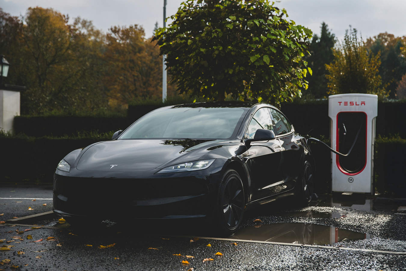 Bijna 50% van de elektrische autorijders gebruikt ook Tesla laadpalen tijdens de vakantie