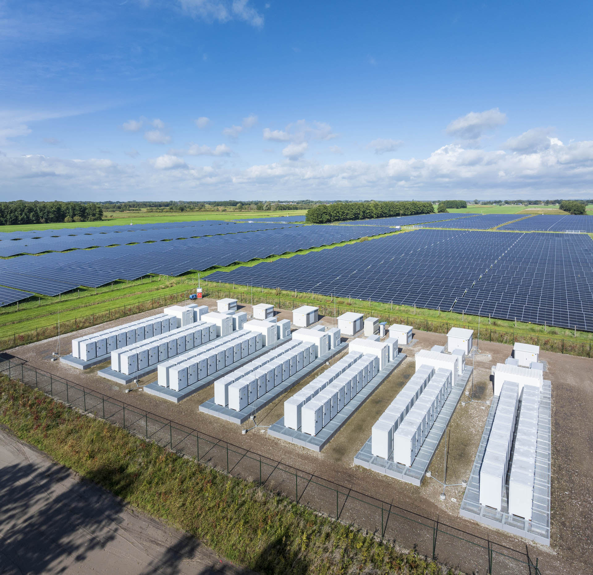 Zonnepark-en-Energieopslag-Wanneperveen---PowerField-8.jpg