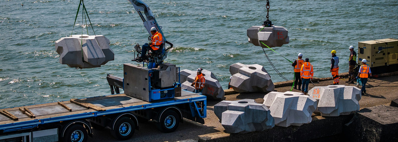 Proeftuin duurzame betonmengsels gestart: golfbrekers geplaatst in IJmuiden
