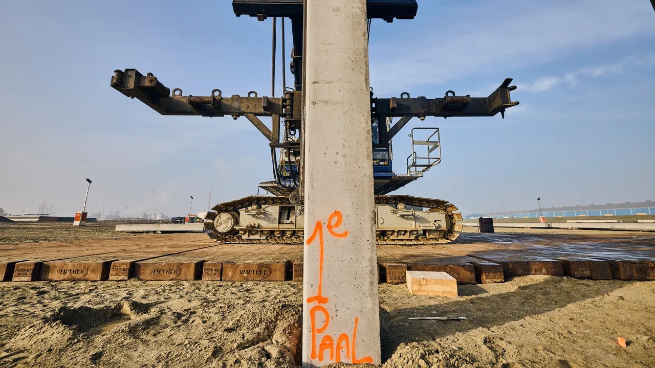 Eerste paal geslagen voor 2GW landstation Nederwiek 1.jpg