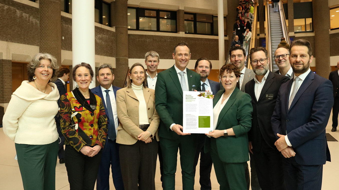 Manifest voor natuurinclusieve gemeenten aangeboden aan de Tweede Kamerx.jpg