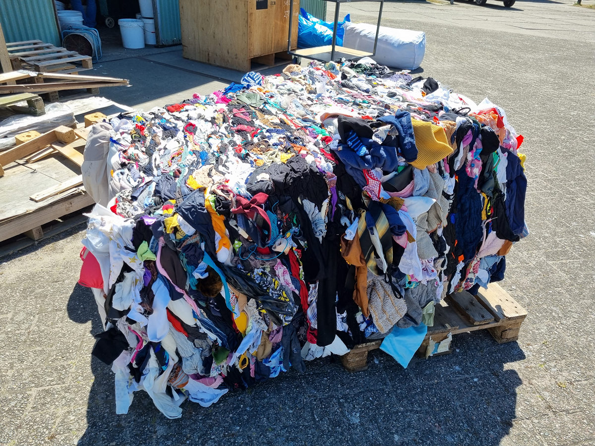 TNO kraakt gemengd textielafval tot nieuwe chemische bouwstenen