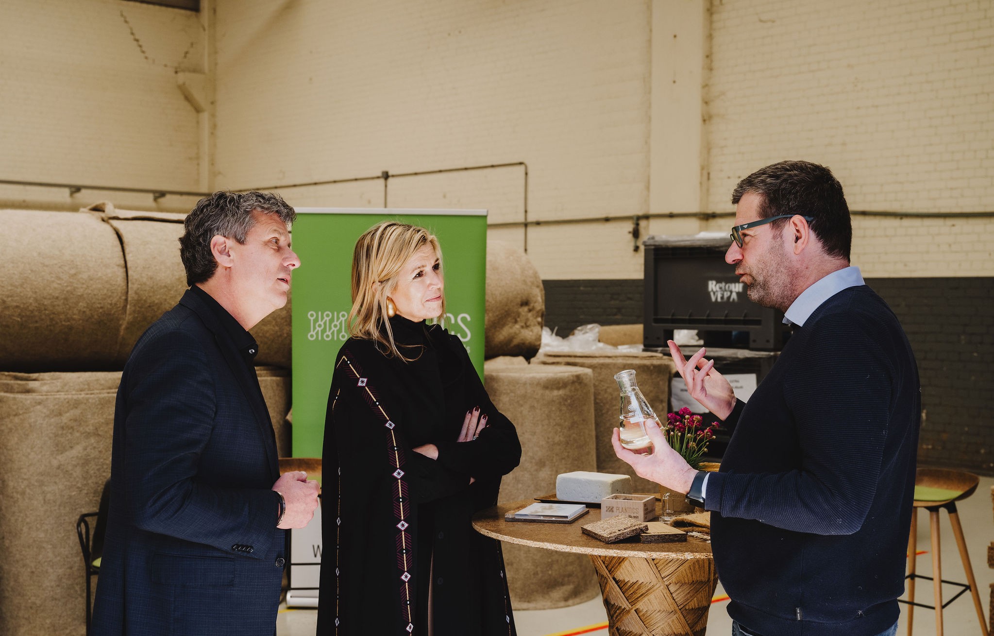 Koningin Máxima bezoekt Plantics en maakt kennis met circulaire producten met uniek biohars