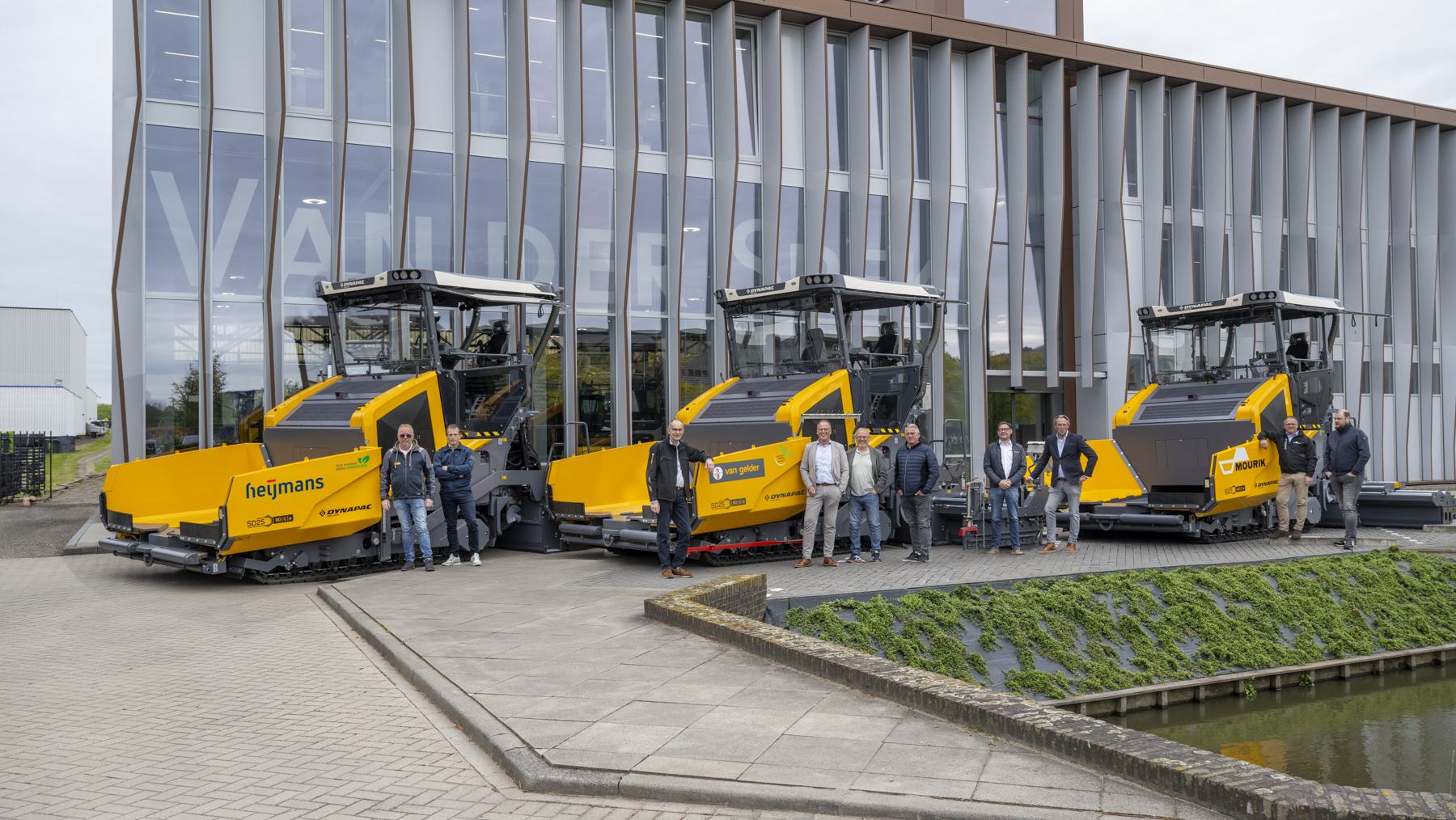 Drie elektrische en grote asfaltspreidmachines voor het eerst uit fabriek