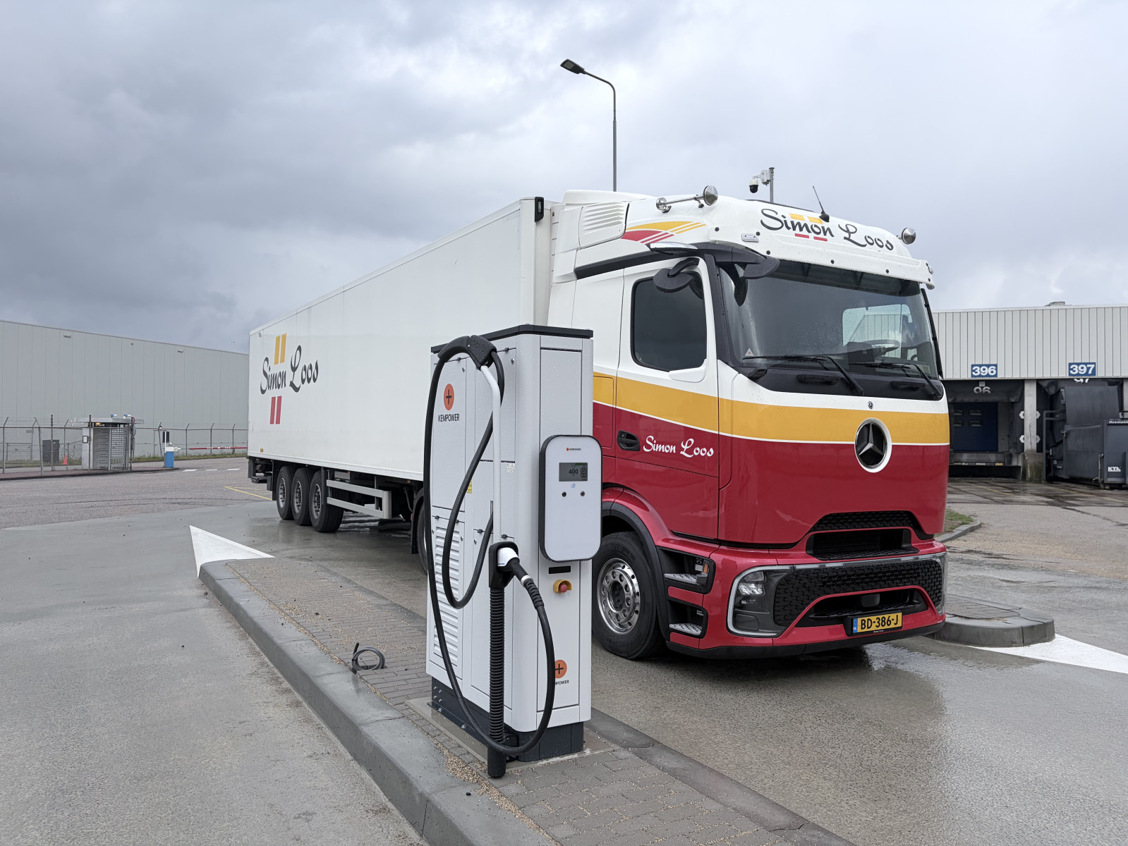 Albert Heijn versnelt elektrificatie van logistiek netwerk met nieuw laadplein in Geldermalsen