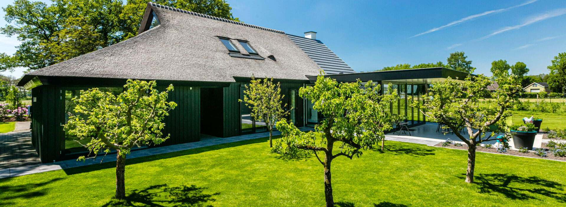 Kunstriet op het dak met rietlook en minder onderhoud