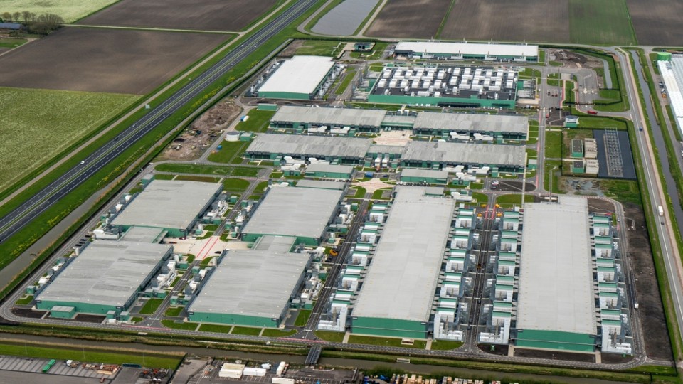 Datacenterwarmte gaat kassen verwarmen: Overeenkomst getekend voor warmtenet Uithoorn