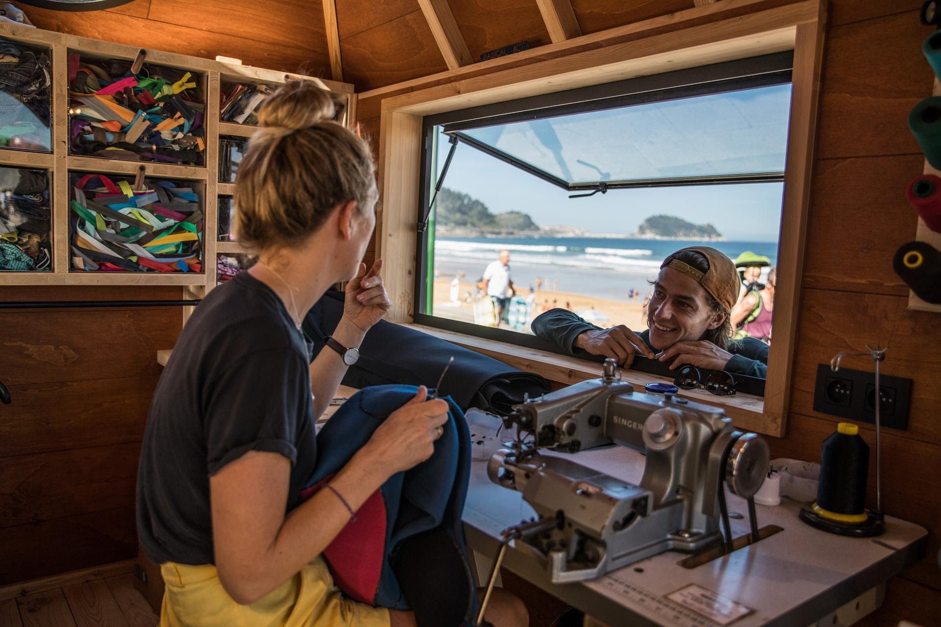 Patagonia repareert wetsuits en outdoor gear tijdens de wetsuit repair tour die door heel europa reist